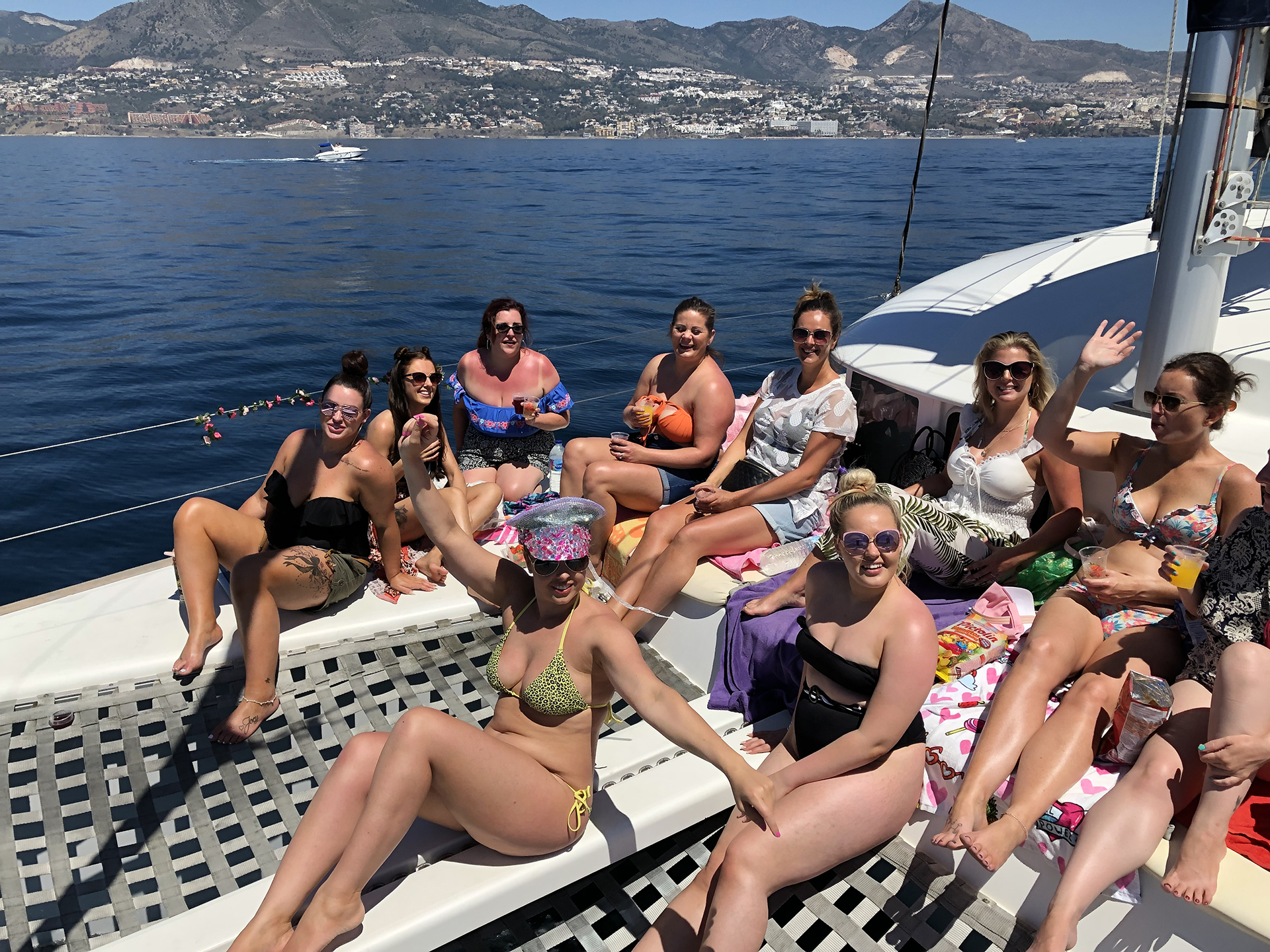 Fiestas privadas en barco en Benalmádena - Catamarán Dragón de Oro (2)