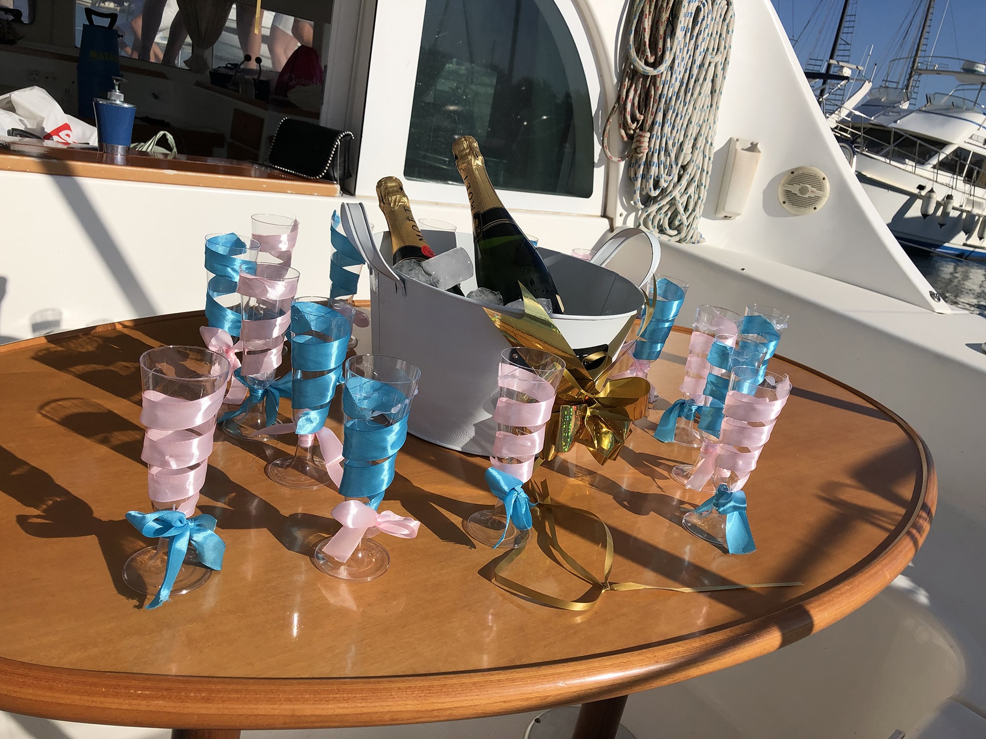 Fiesta privada en barco en Benalmádena - Catamarán Dragón de Oro-min
