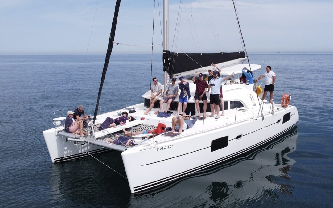 Disfruta de un paseo en barco catamarán en Benalmádena